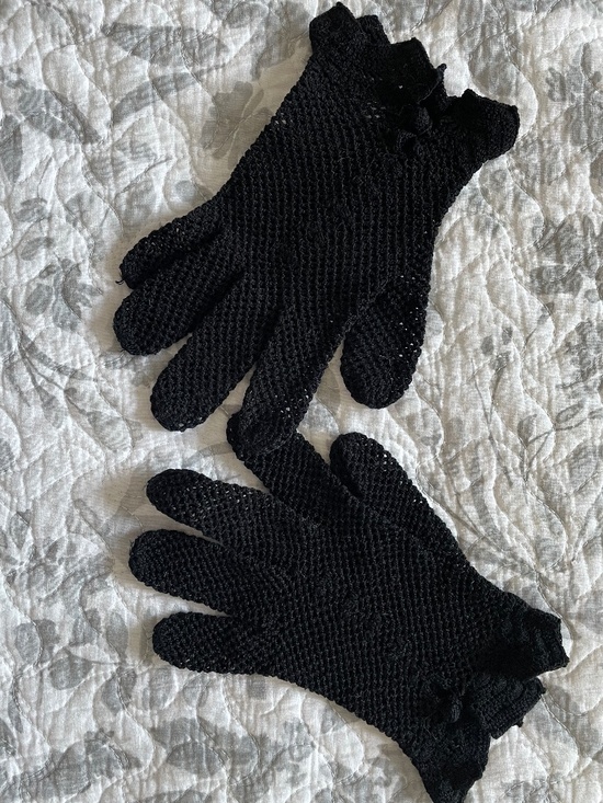 April Cornell Accessories - EUC April Cornell Women’s Vintage Open-Weave Crocheted Gloves in Black Mesh